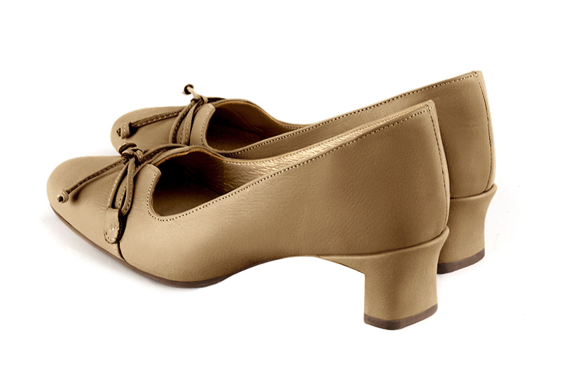 Camel beige women's dress pumps, with a knot on the front. Round toe. Low kitten heels. Rear view - Florence KOOIJMAN